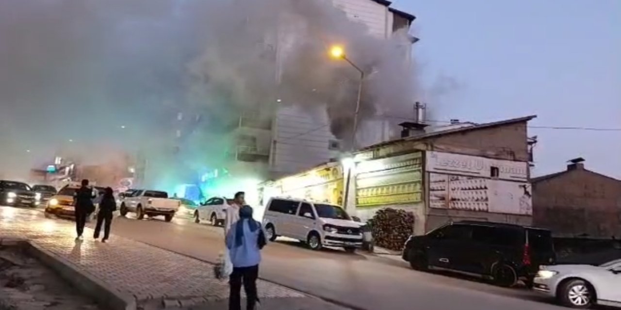 Hakkari’de iş yerinin bacasında çıkan yangın korkuttu