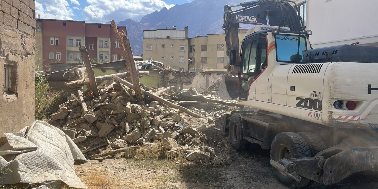 Hakkari’de metruk binalar tarihe karışıyor
