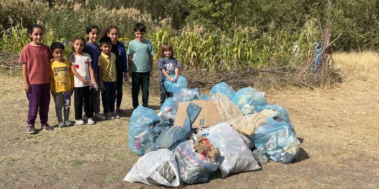 Hakkari'de minik eller çöpleri topladı