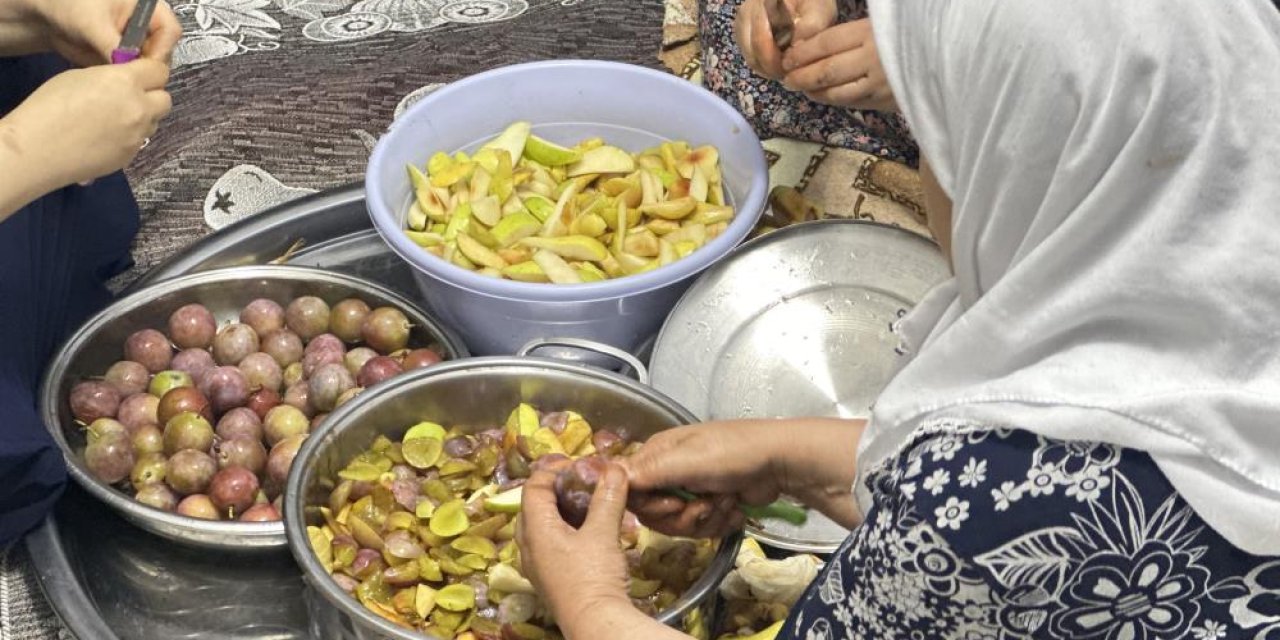 Yüksekova'da Pestil yapımı sürüyor