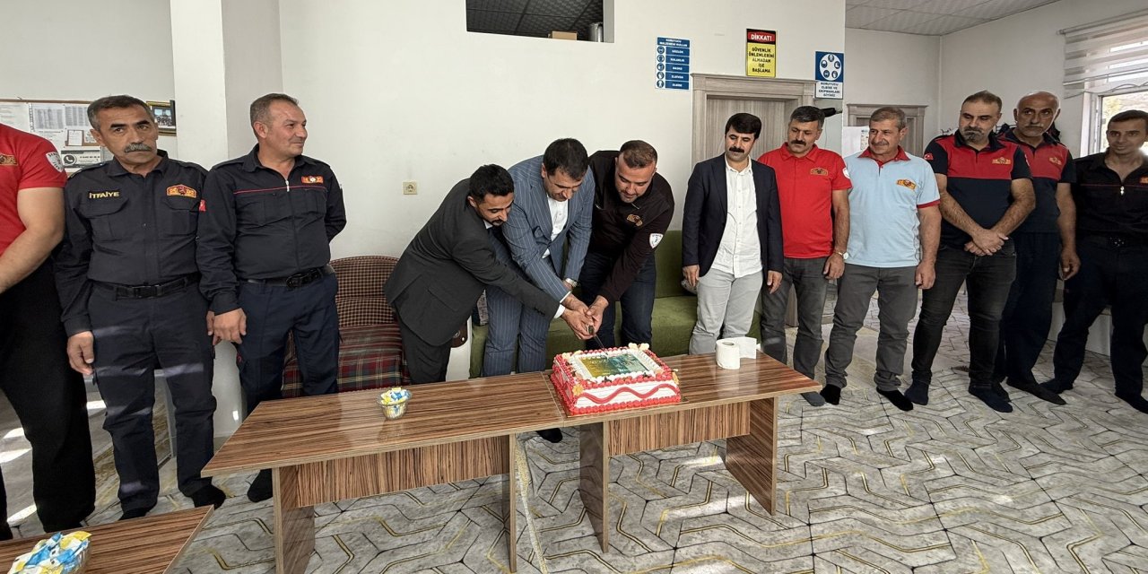 Başkan Şakar'dan İtfaiyecilere pasta sürprizi
