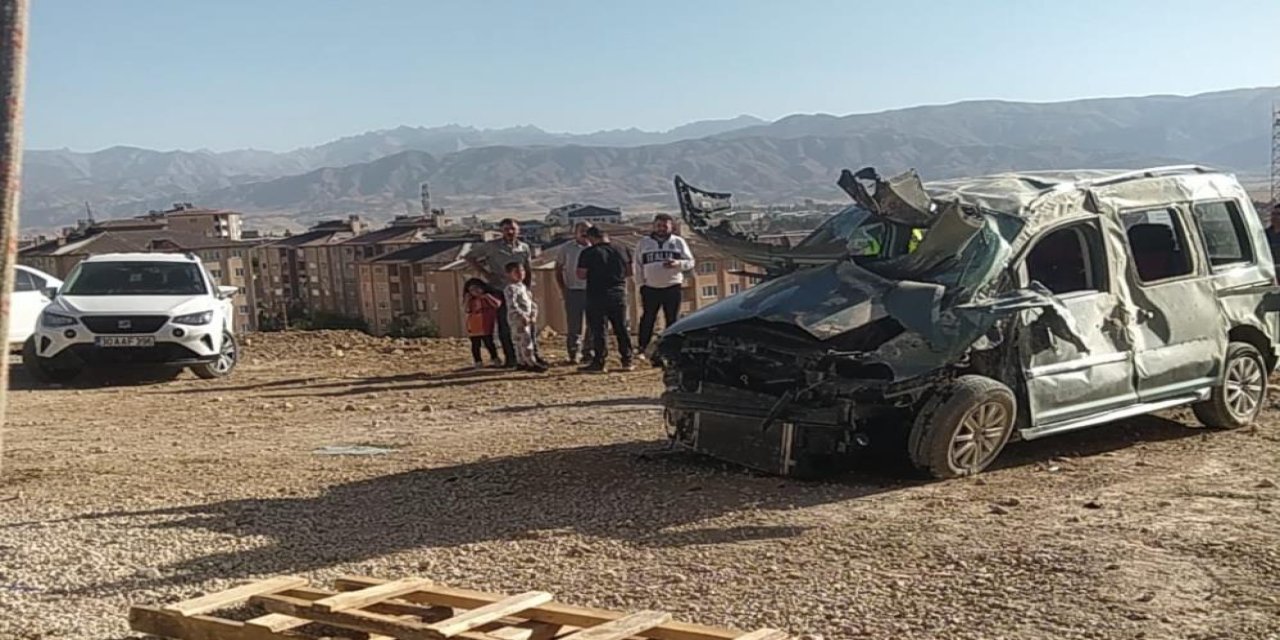 Yüksekova'da otomobil devrildi: 1'i ağır 4 yaralı