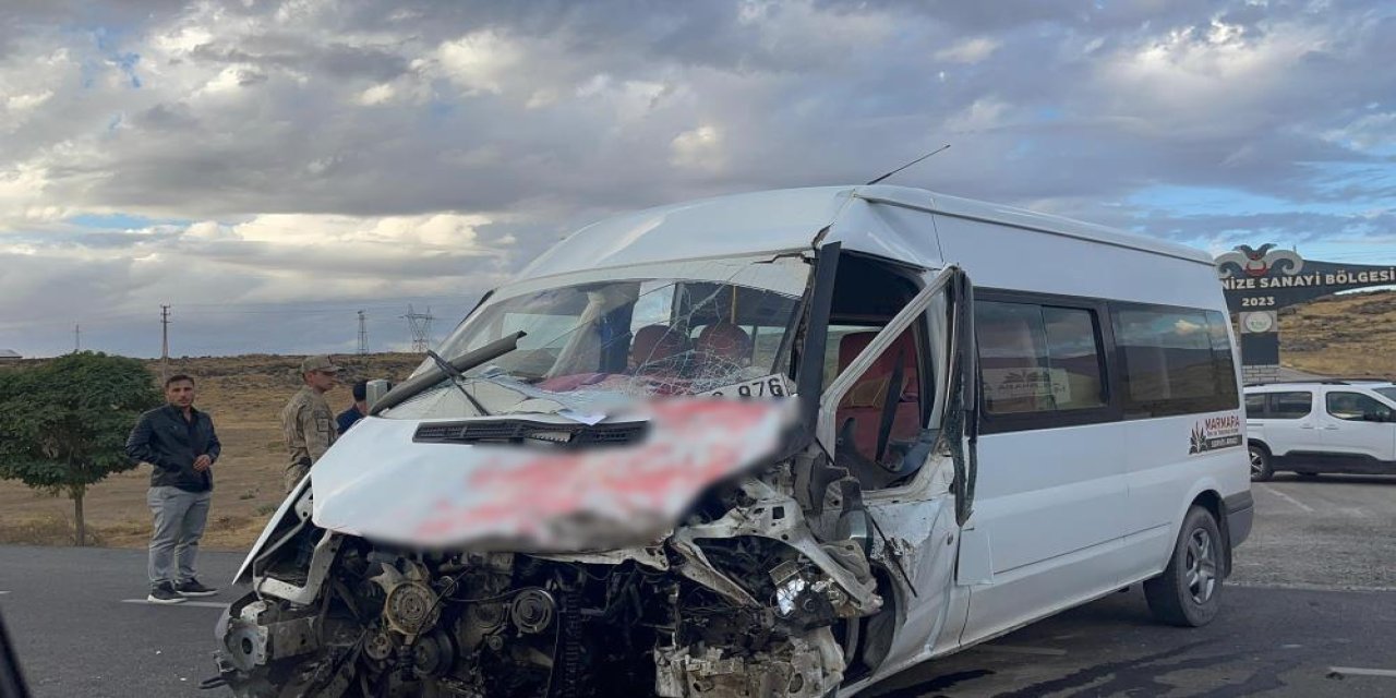 Öğrenci servisi ile tır çarpıştı: 14 yaralı