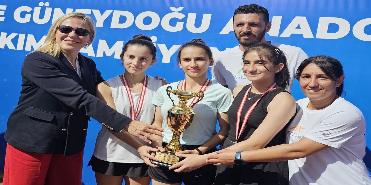 Hakkari tenis kadın takımı bölge ikincisi oldu