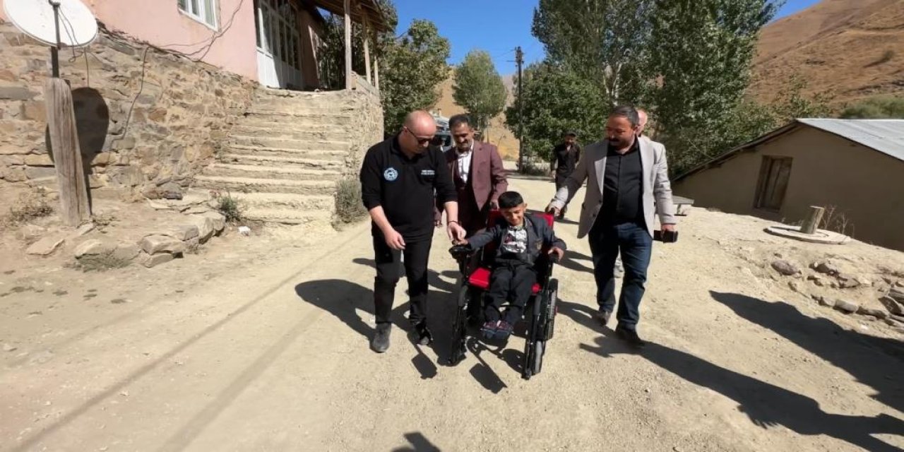 Sınır köyündeki özel çocuklara akülü sandalyeyle desteği