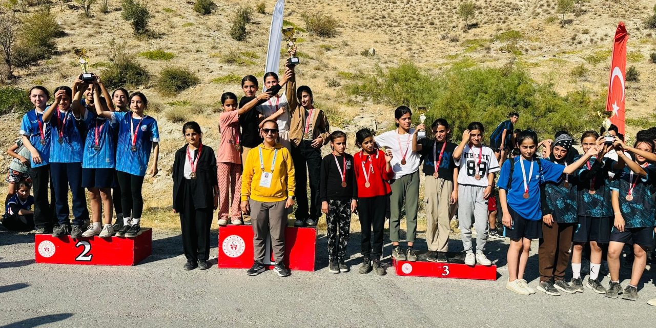 Hakkari’de Okul Sporları Kros yarışları yapıldı