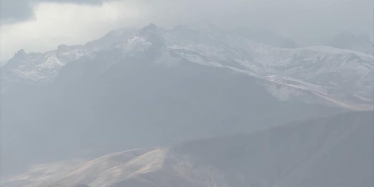Yüksekova çevresi beyaza büründü