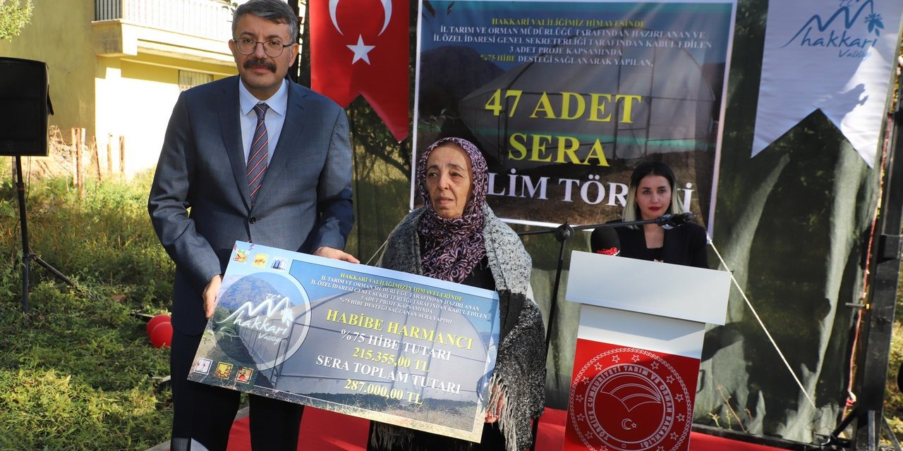 Vali Çelik 18 kadın çiftçiye seraları teslim etti