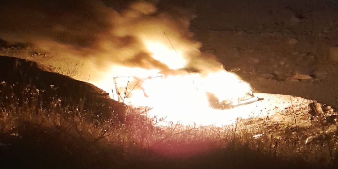 Çukurca Akkaya'da park halindeki araç alev alev yandı