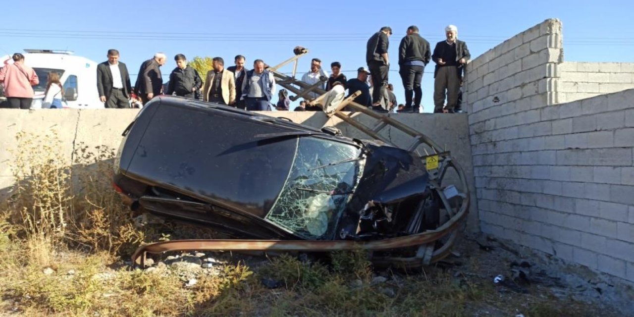 Yüksekova'da otomobil şarampole yuvarlandı 5 yaralı
