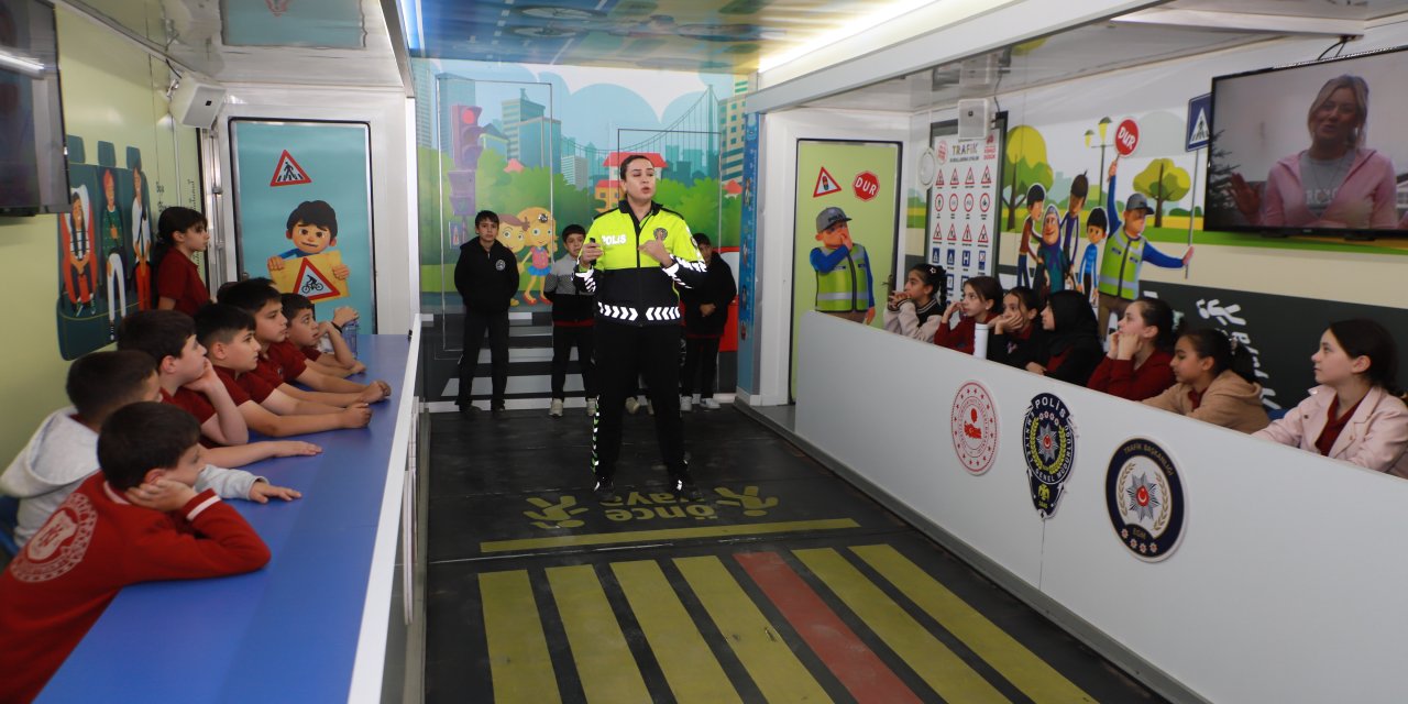 Mobil Trafik Eğitim Tırı Hakkari’de öğrencilerle buluştu