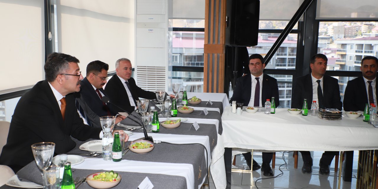 Vali Çelik, Muhtarlarla bir araya geldi