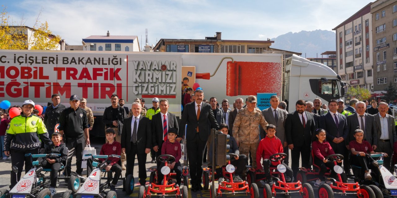 Vali Ali Çelik, Öğrencilerle Mobil Trafik Eğitim Tırında buluştu