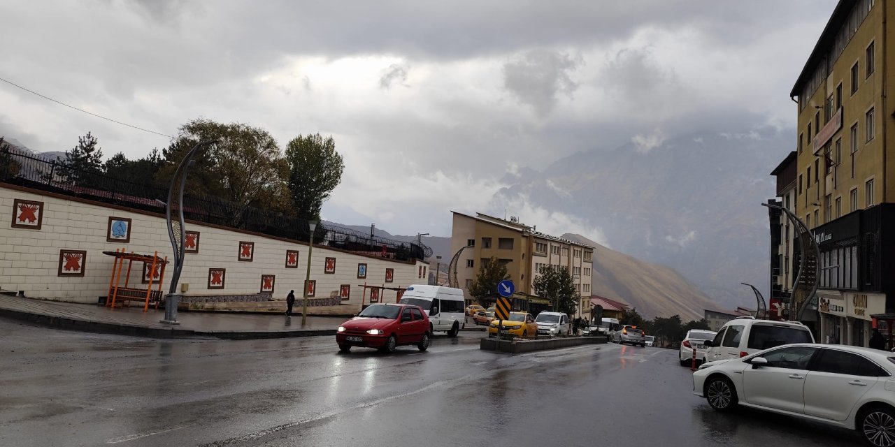 Hakkari'ye aylar sonra yağmur yağdı