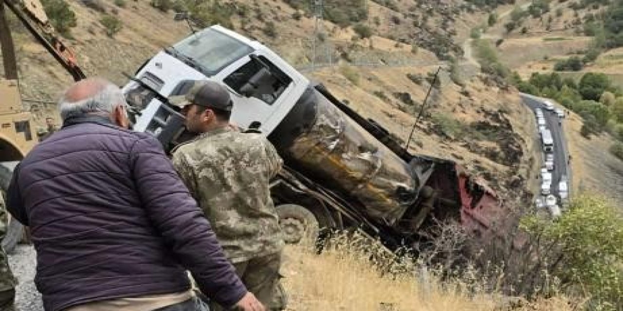 Uçuruma düşen kamyonu askeri vinç kurtardı