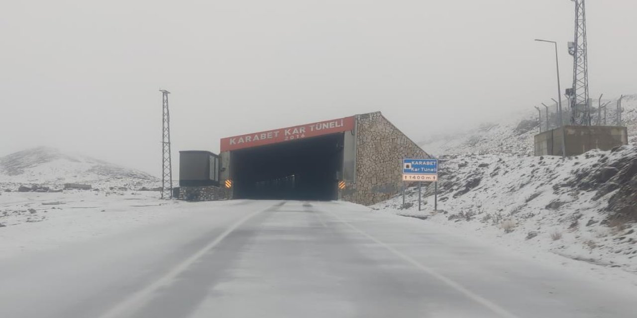 Karabet Geçidi'ne mevsimin ilk karı yağdı