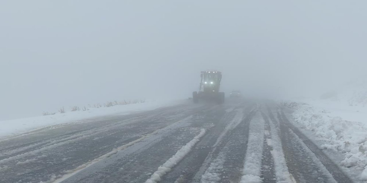 Karabet Geçidi'ne mevsimin ilk karı yağdı