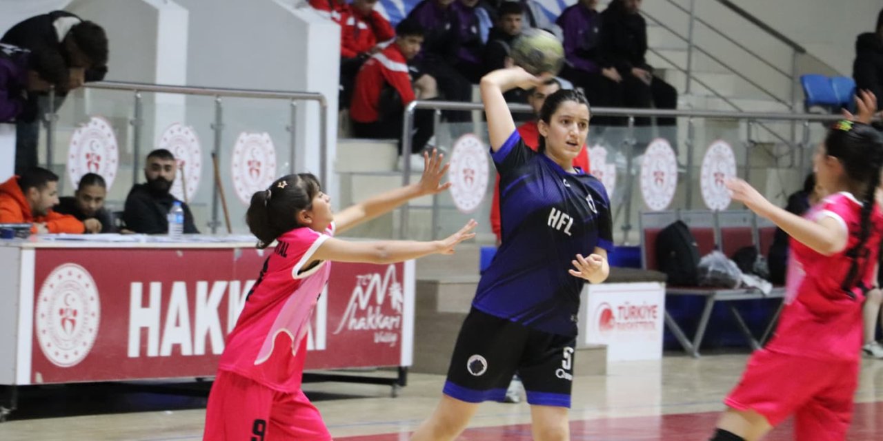 Hakkari’de hentbol aşkı büyüyor