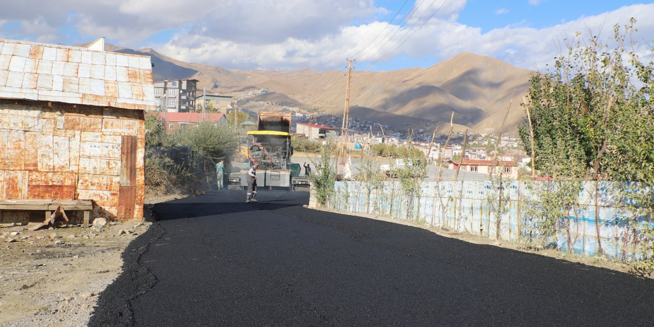 Hakkari’de sıcak asfalt mesaisi devam ediyor