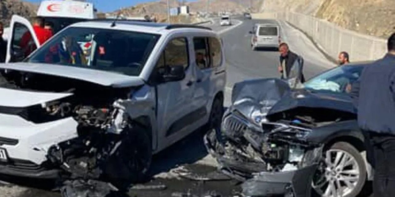 Hakkari girişinde kaza 3 yaralı