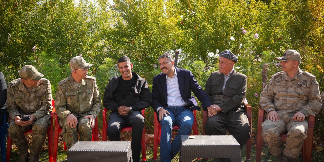 Korgeneral Topaloğlu Ulaşan köyünde halkla buluştu