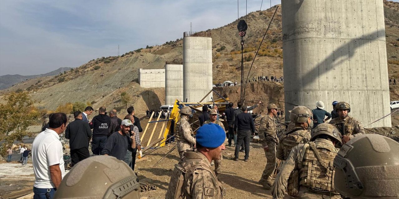 Viyadük inşaatı çöktü: 3 işçi öldü, 2 işçi yaralandı