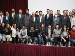 Vali Akbıyık'a yılın altın onur ödülü verildi