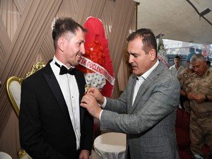 Vali Akbıyık, aşiret düğününde halay çekti