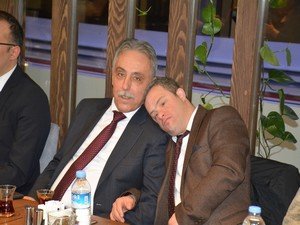 Vali Toprak, türkülerle Hakkari’den ayrıldı