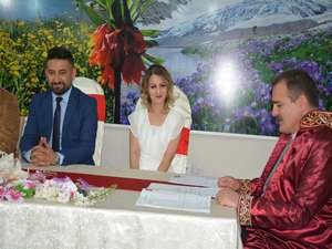 Vali Akbıyık ilk kez nikah kıydı