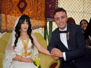 Miting havasında düğün