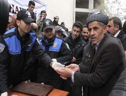 Hakkari polisi vatandaşlara aşure dağıttı