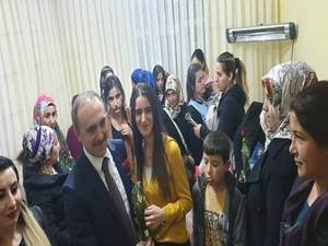 Başkan Epcim, kadınlara Gül dağıttı