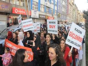 Ak kadınlar yürüyüş düzenledi