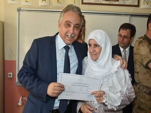 Vali Toprak okulları ziyaret etti karne dağıttı