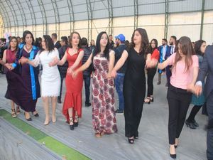 Üniversitede halaylı mezuniyet töreni