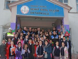 Polisten kütüphane açılışı