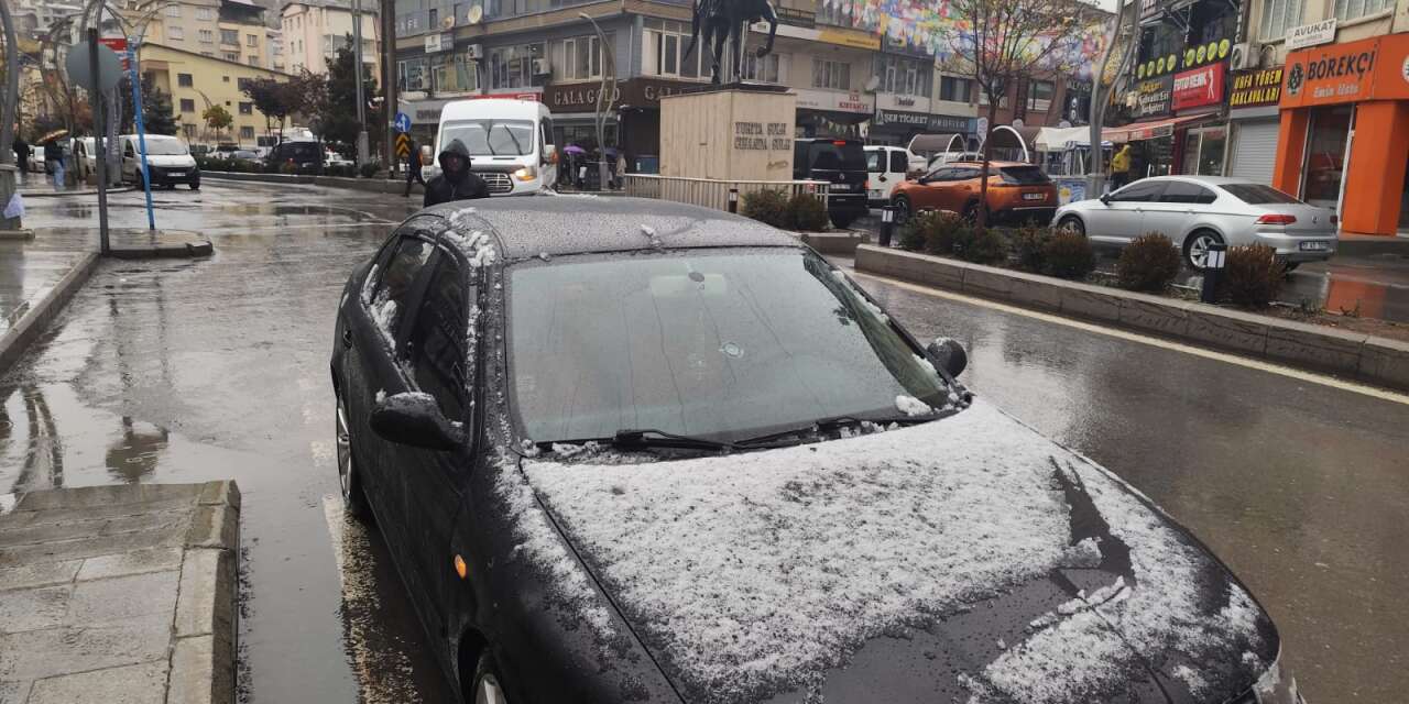 Hakkari'de yağmur, yüksek kesimlerde kar etkili oldu