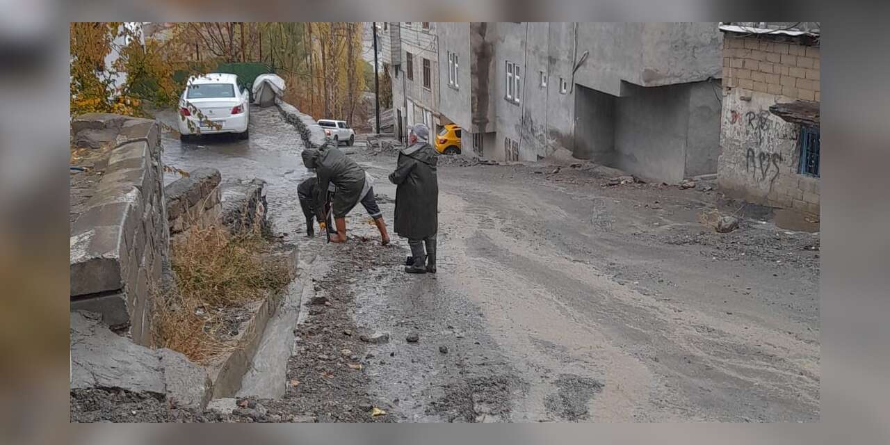 Hakkari Belediyesi’nden yağmur mesaisi
