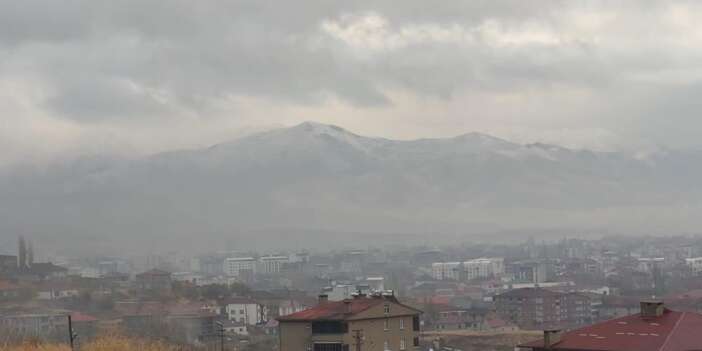 Yüksekova'nın etrafını saran dağlar beyaza büründü