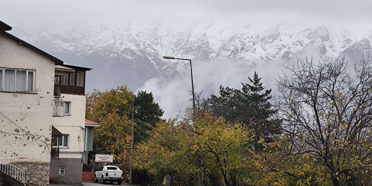 Hakkari’nin etrafını saran dağlar beyaza büründü