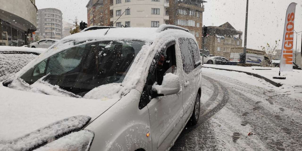 Hakkari'ye Yılın İlk Karı Yağdı