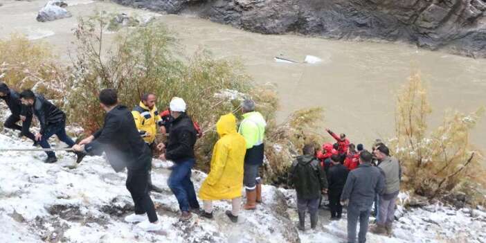 Hakkari’de araç Zap Suyuna Uçtu