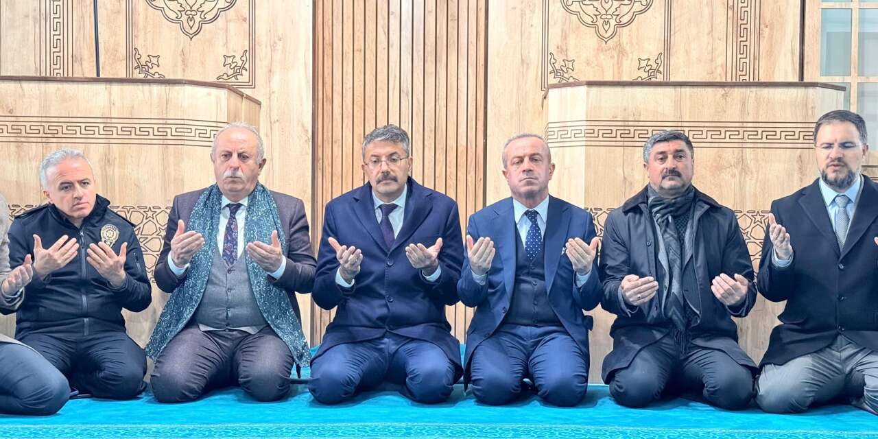 Vali  Çelik, Trafik kazasında hayatını kaybeden Dayan kardeşlerin taziyesine katıldı