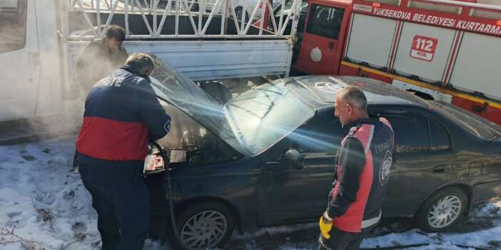 Yüksekova'da seyir halindeki otomobil alev aldı