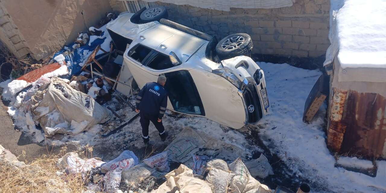 Hakkari’de VEDAŞ personelini taşıyan pikap şarampole yuvarlandı