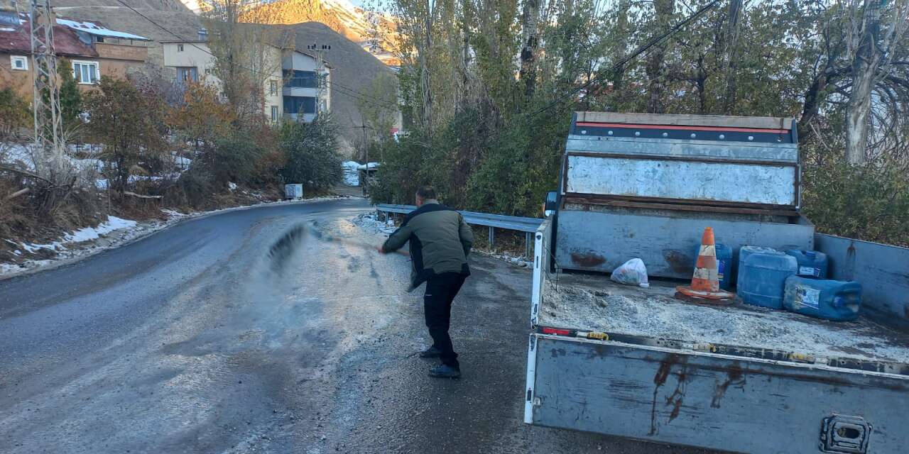 Hakkari’de karla mücadele ve tuzlama çalışmaları aralıksız sürüyor