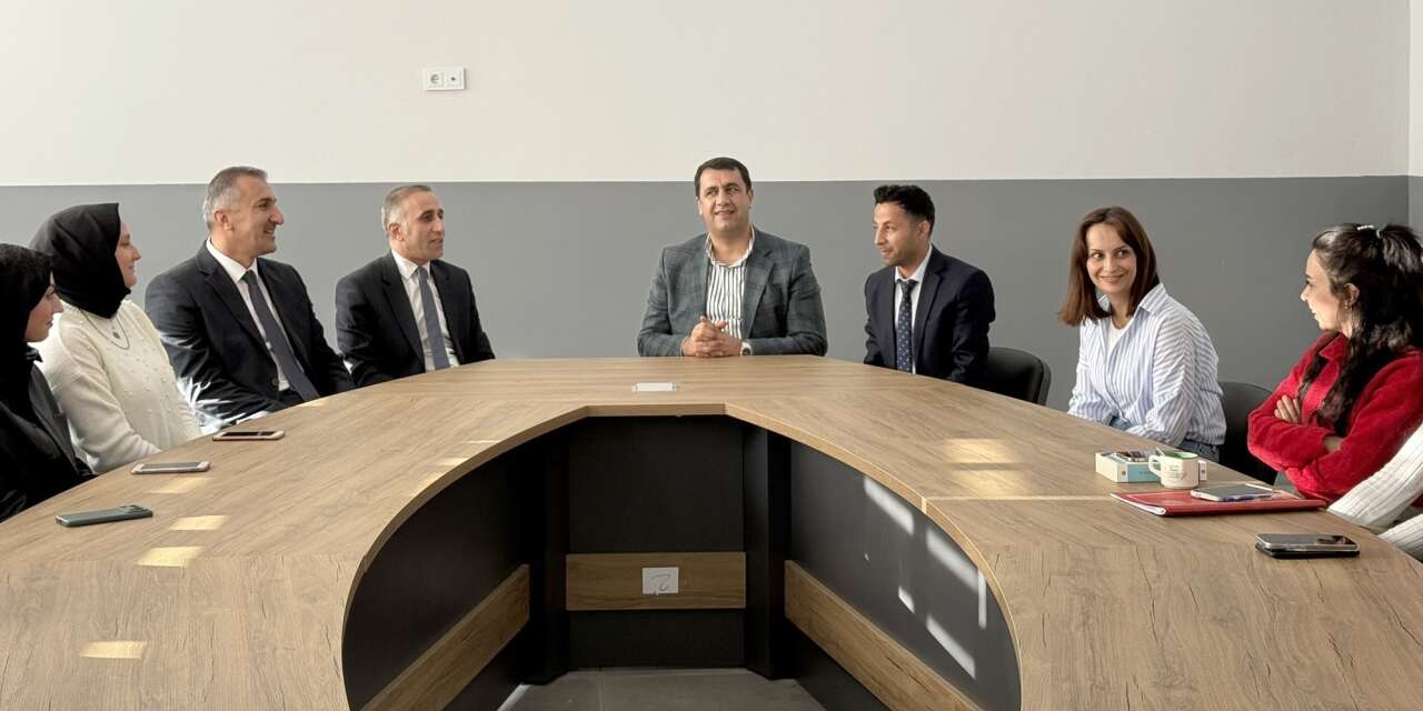 Şemdinli Belediye Başkanı Şakar öğretmenlerle bir araya geldi