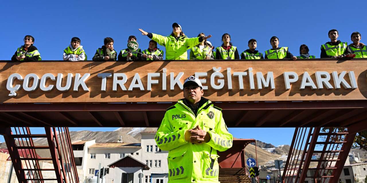 Hakkari polisi öğrenci, öğretmen ve velilere “Okul Geçidi Görevlisi Eğitimi” verdi
