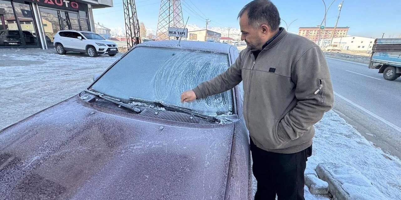Yüksekova donuyor: Ev araçların camlarını buz tuttu